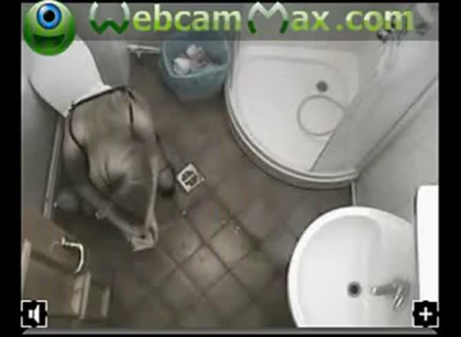 Video :Lady got secretly filmed while shitting